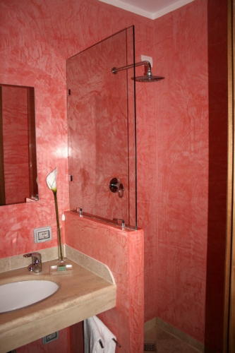 Picture of the bathroom of the junior suite Fienile